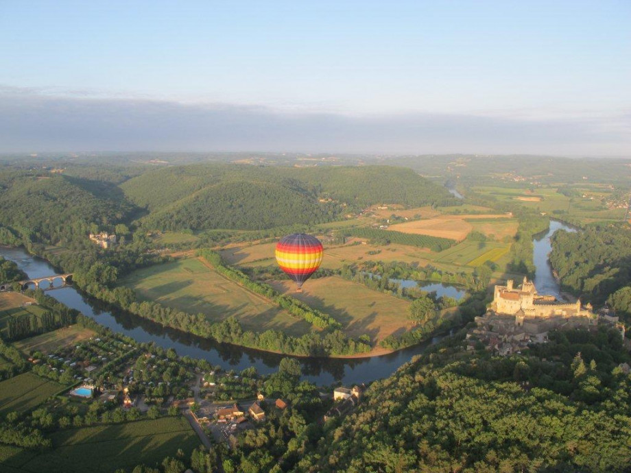 1_Au-dessus_château_de_Beynac_léger.jpg